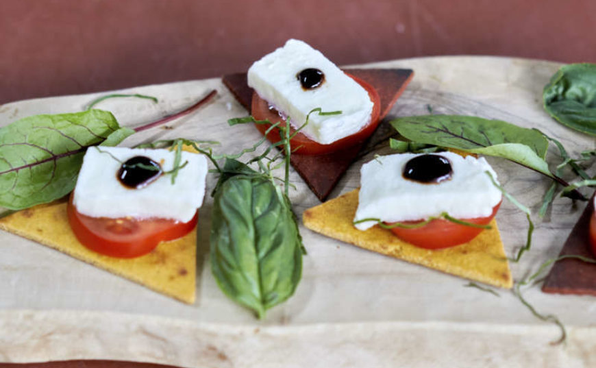 Feestelijke toastjes met Caprese