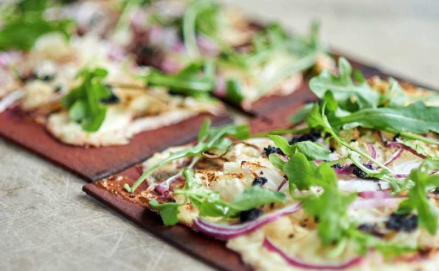 Pizza piadina wrap met zuurkool en truffeltappenade, een verrassende combinatie!