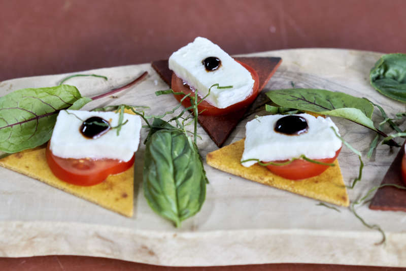 Feestelijke toastjes met Caprese